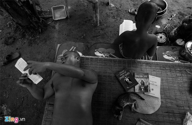 Gia đình bộ lạc nguyên thủy ở bãi sông - Ảnh 3.