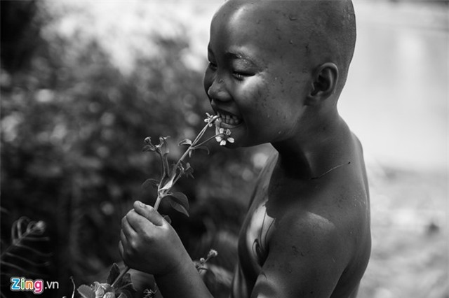 Gia đình bộ lạc nguyên thủy ở bãi sông - Ảnh 4.