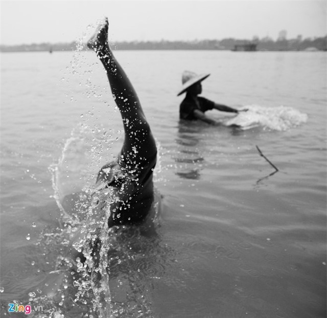 Gia đình bộ lạc nguyên thủy ở bãi sông - Ảnh 7.