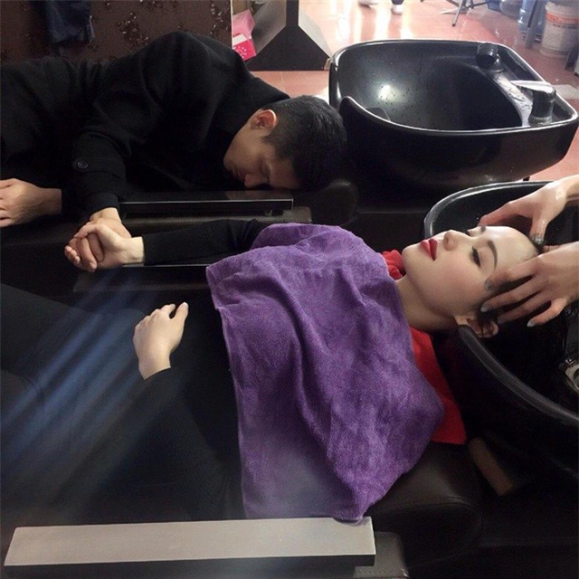 Chồng Tâm Tít ngủ gục nắm tay khi vợ gội đầu gây ra tranh luận - Ảnh 3.