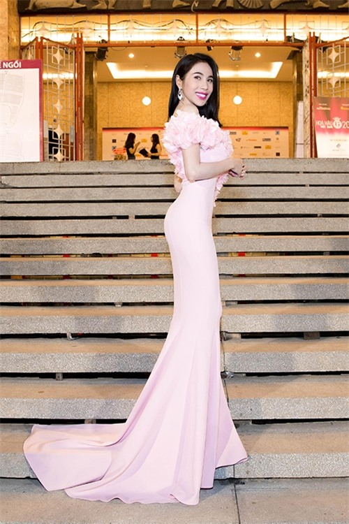 Hoa hậu Thùy Tiên diện loạt váy áo gợi cảm khoe đường cong nóng bỏng