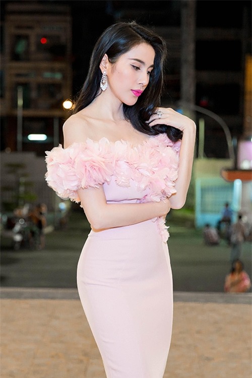 thuy tien khoe duong cong van nguoi me voi vay duoi ca - 2