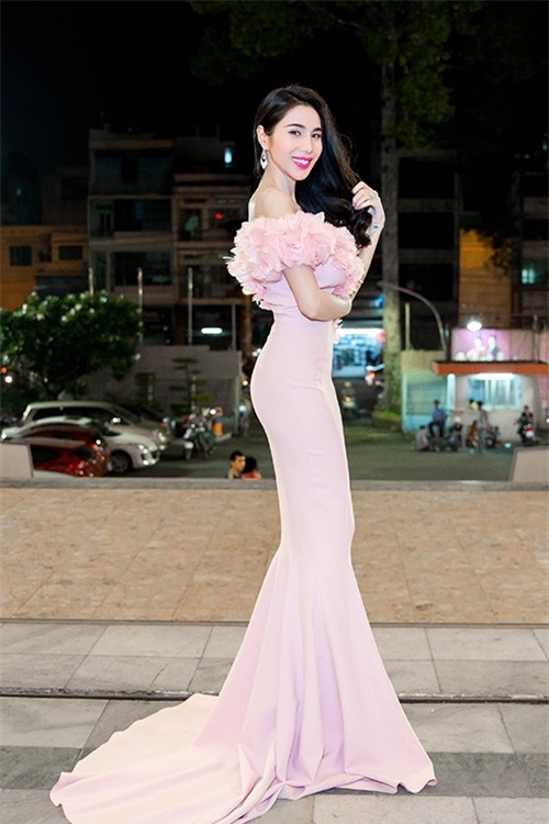 thuy tien khoe duong cong van nguoi me voi vay duoi ca - 3