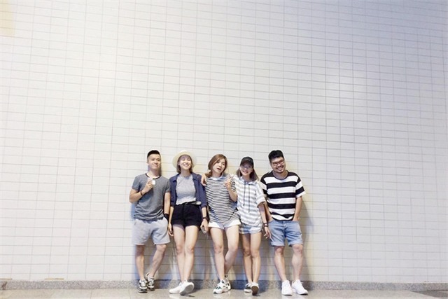 Đi du lịch nhóm phải mặc đồ tông xuyệt tông rồi chụp ảnh như thế này mới bắt kịp xu hướng! - Ảnh 16.