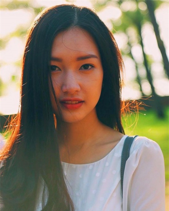 Cận cảnh mặt mộc đời thường của Hoa khôi Du lịch Huế 2016. Dù trang điểm hay không trang điểm, gương mặt của Ngọc Trân cũng thay đổi nhiều.