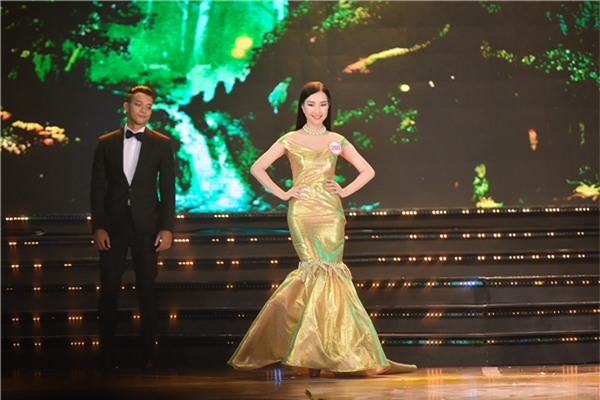 Cận cảnh nhan sắc đang “làm mưa làm gió” tại Hoa hậu Việt Nam 2016