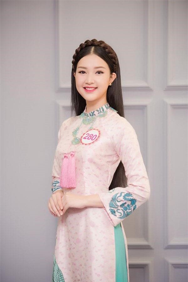 Trong những buổi họp báo, ra mắt truyền thông, Ngọc Trân thường diện áo dài truyền thống kín đáo, thanh lịch. Kiểu tóc cổ điển càng giúp Hoa khôi Du lịch Huế 2016 trở nên thu hút hơn.