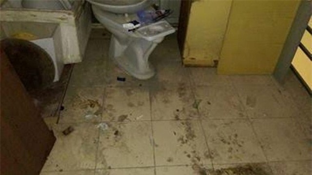 Tàn thuốc lá, dụng cụ hút chích xuất hiện ở cầu thang dẫn lên tầng thượng tòa nhà. Ảnh: Ngọc Thi