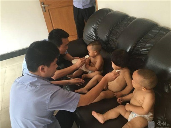 3 em bé đi lang thang