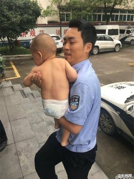 3 em bé đi lang thang