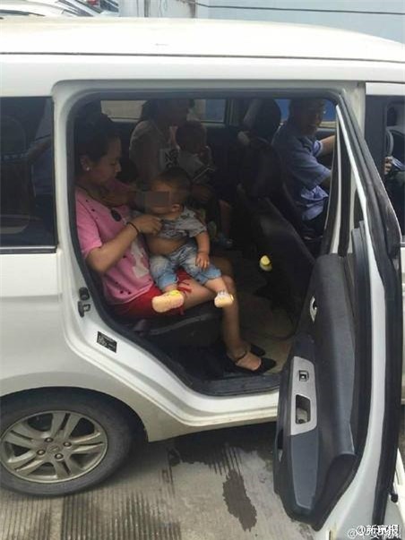 3 em bé đi lang thang