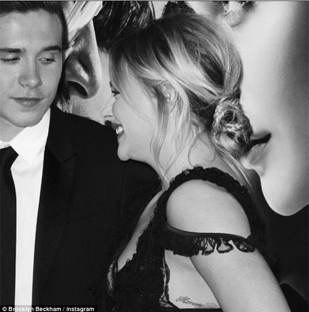Brooklyn Beckham nhớ nhung Chloe Moretz vì xa bạn gái nhiều ngày - Ảnh 1.