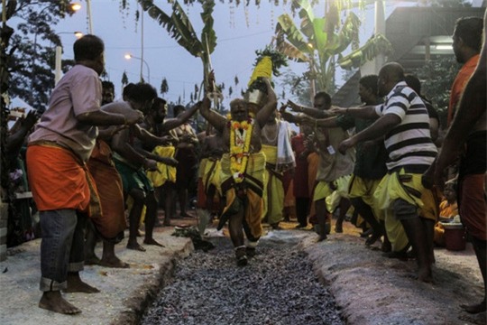 Cha làm rớt con xuống lò than nóng - Ảnh 1.