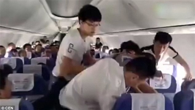 Choáng với màn quậy tưng trên máy bay của một du khách Trung Quốc - Ảnh 2.