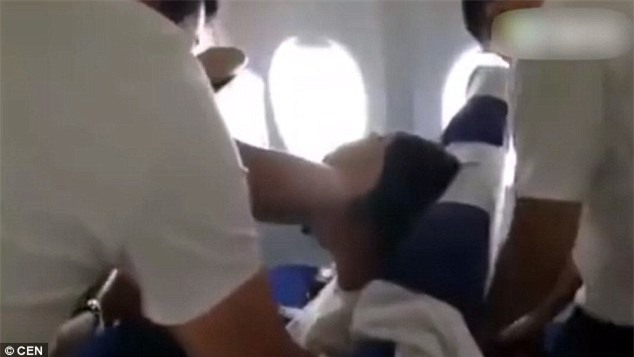 Choáng với màn quậy tưng trên máy bay của một du khách Trung Quốc - Ảnh 3.