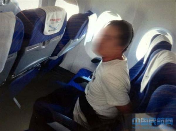 Choáng với màn quậy tưng trên máy bay của một du khách Trung Quốc - Ảnh 6.