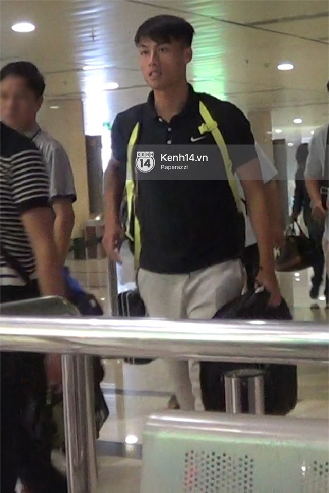 Mạc Hồng Quân xuất hiện chớp nhoáng tại sân bay Tp.HCM, vội di chuyển bằng ô tô về thẳng nhà Kỳ Hân - Ảnh 2.