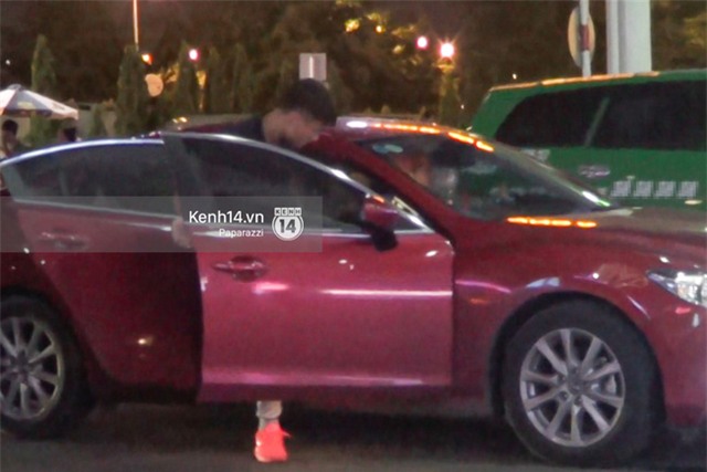 Mạc Hồng Quân xuất hiện chớp nhoáng tại sân bay Tp.HCM, vội di chuyển bằng ô tô về thẳng nhà Kỳ Hân - Ảnh 7.