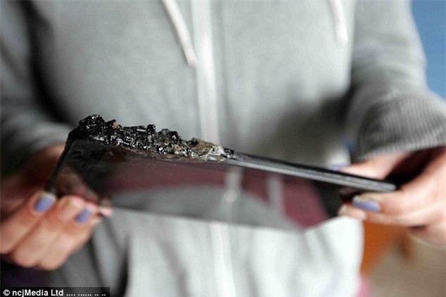 Cắm sạc máy tính bảng ở đầu giường, cả gia đình suýt bị thiêu rụi - Ảnh 3.
