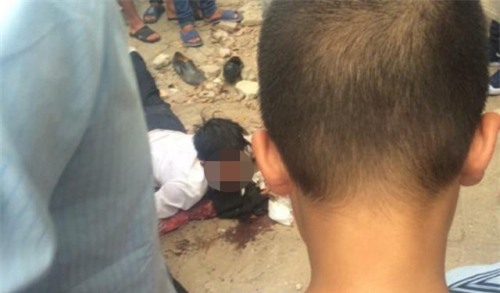 Sự thật đắng lòng đằng sau vụ “chồng bị đánh nhập viện vì kề dao vào cổ vợ” - Ảnh 2.