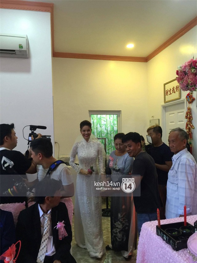 Kỳ Hân hôn Mạc Hồng Quân tình cảm trong lễ ăn hỏi - Ảnh 3.