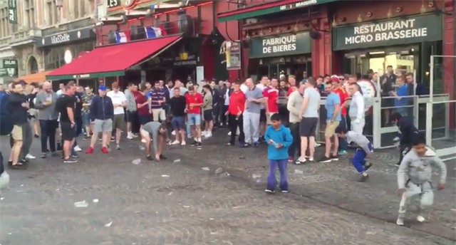 CĐV Anh ném tiền xu cho lũ trẻ ăn xin để mua vui - Ảnh 1.