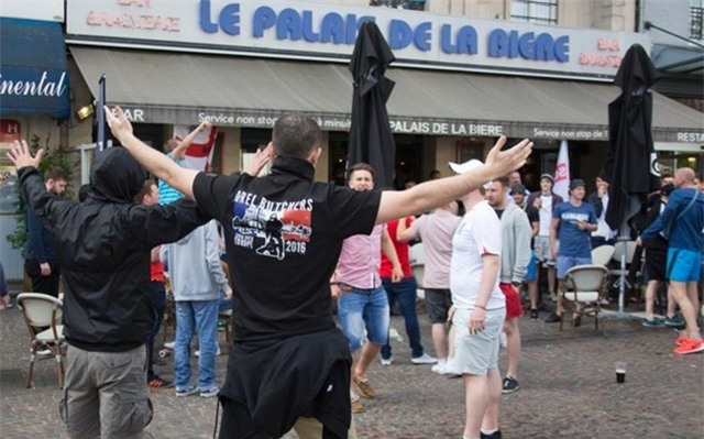 CĐV Anh ném tiền xu cho lũ trẻ ăn xin để mua vui - Ảnh 3.