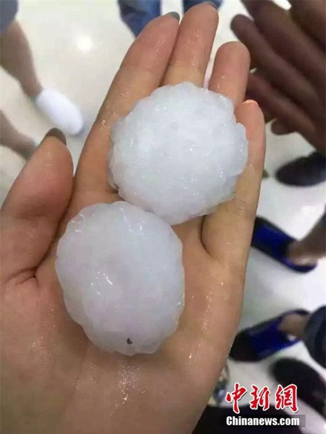 Mưa đá to bằng quả trứng gà phá hỏng nhiều ô tô - Ảnh 3.