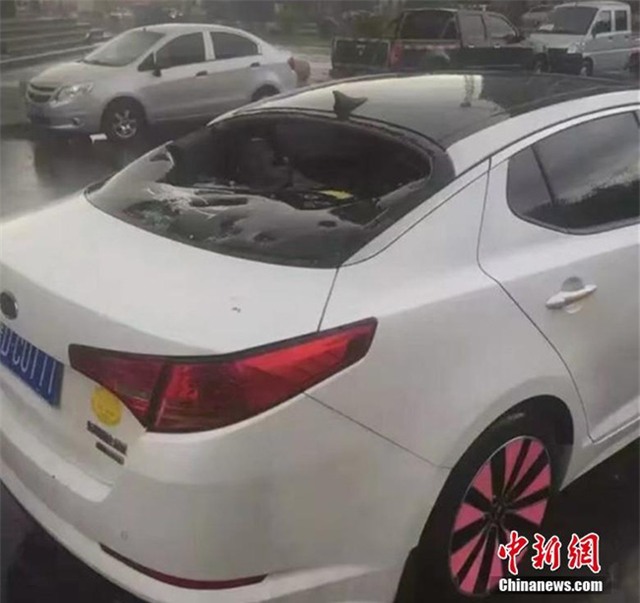 Mưa đá to bằng quả trứng gà phá hỏng nhiều ô tô - Ảnh 10.