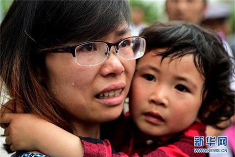 Phu huynh xep hang suot 24 gio tranh nhau