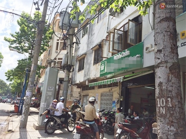 Để thẻ xe dính nước mắm, khách bị nhân viên quán bánh cuốn đánh chảy máu mũi - Ảnh 4.