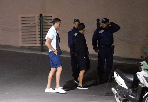 Rooney bi bat qua tang te bay hinh anh 10