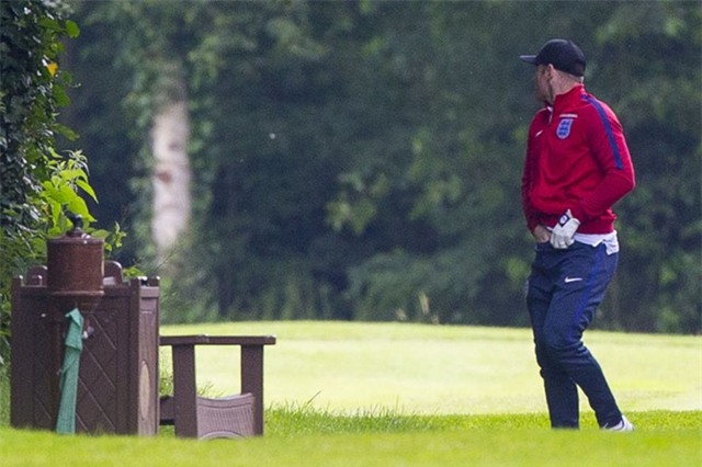 Rooney bi bat qua tang te bay hinh anh 3