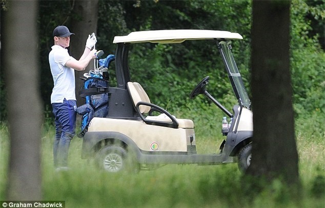 Rooney bi bat qua tang te bay hinh anh 8