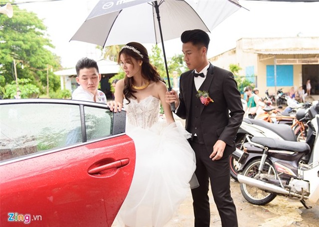 Mac Hong Quan triu men hon Ky Han trong le cuoi o que hinh anh 1