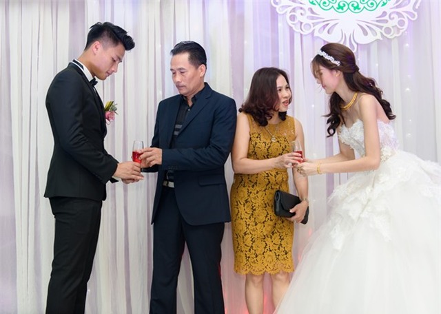 Mac Hong Quan triu men hon Ky Han trong le cuoi o que hinh anh 10