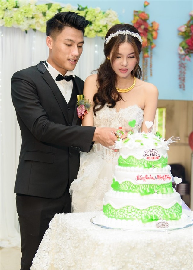 Mac Hong Quan triu men hon Ky Han trong le cuoi o que hinh anh 11