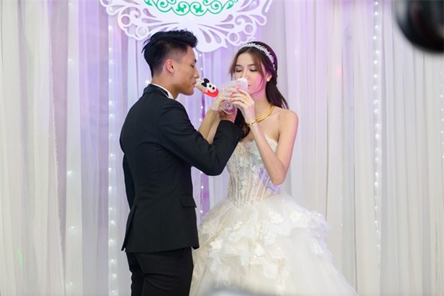 Mac Hong Quan triu men hon Ky Han trong le cuoi o que hinh anh 13