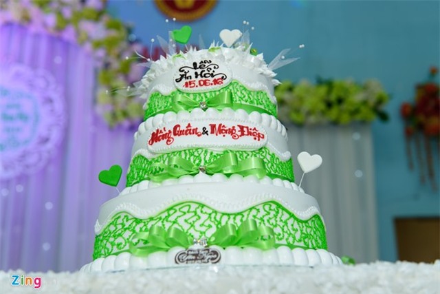 Mac Hong Quan triu men hon Ky Han trong le cuoi o que hinh anh 4