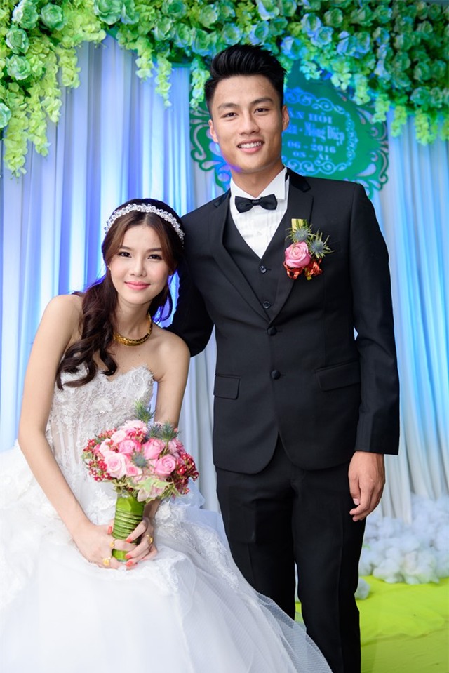 Mac Hong Quan triu men hon Ky Han trong le cuoi o que hinh anh 5