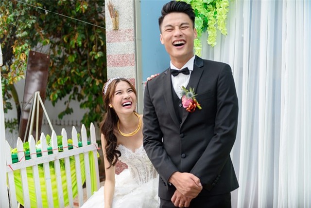 Mac Hong Quan triu men hon Ky Han trong le cuoi o que hinh anh 6