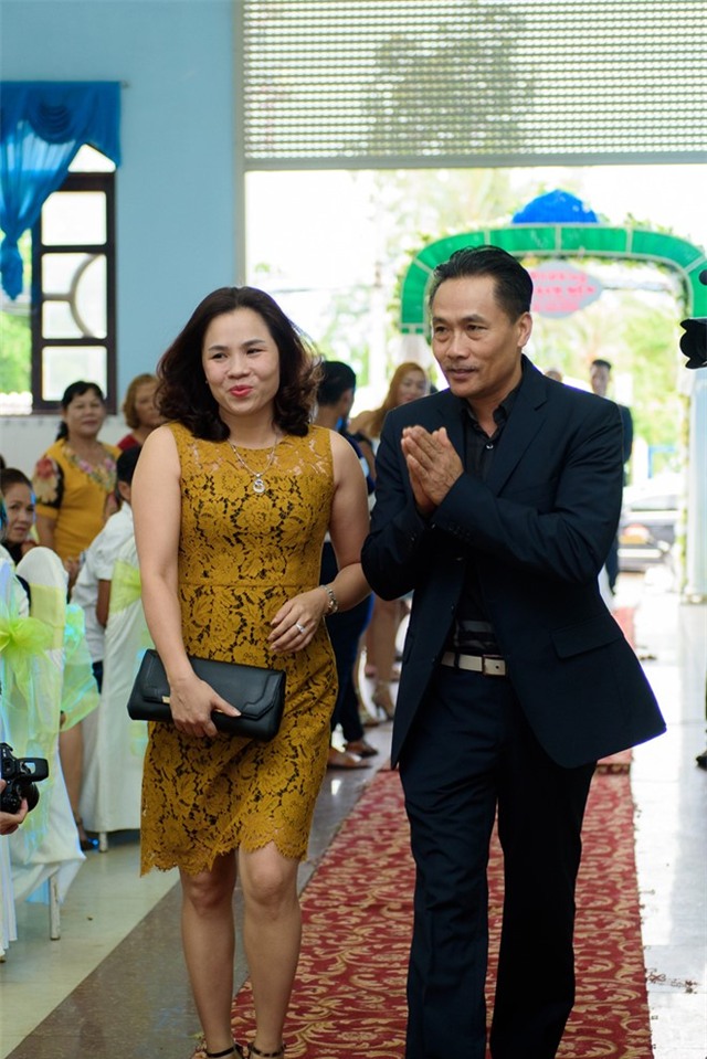 Mac Hong Quan triu men hon Ky Han trong le cuoi o que hinh anh 7