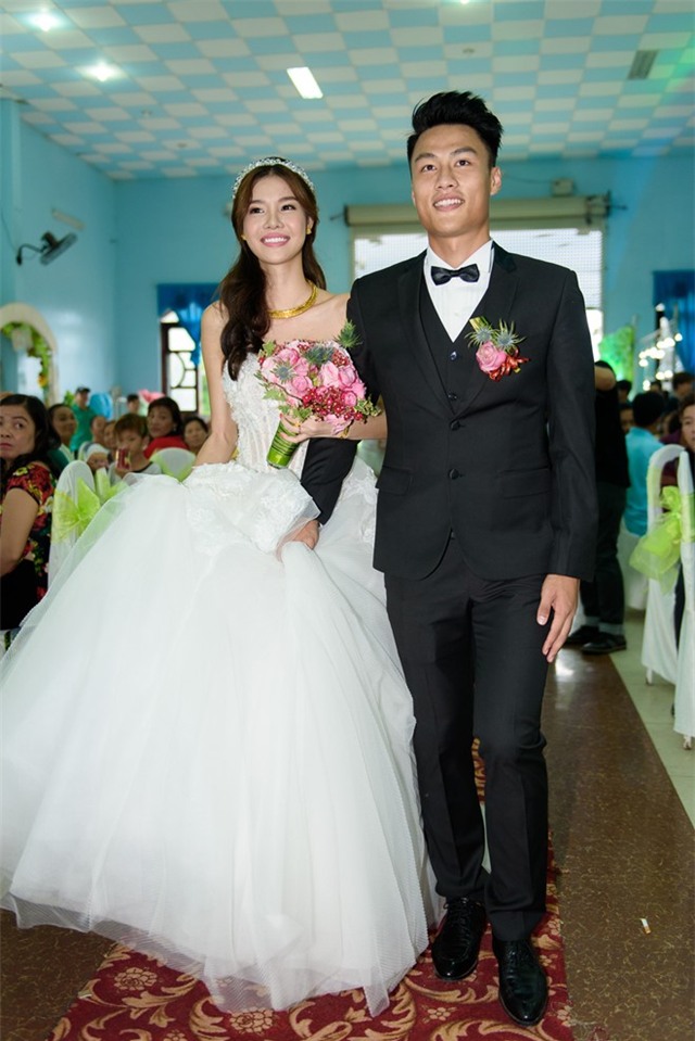 Mac Hong Quan triu men hon Ky Han trong le cuoi o que hinh anh 8