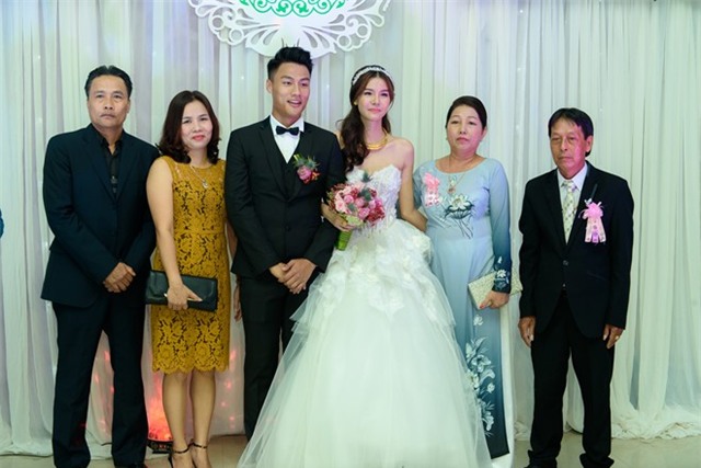 Mac Hong Quan triu men hon Ky Han trong le cuoi o que hinh anh 9