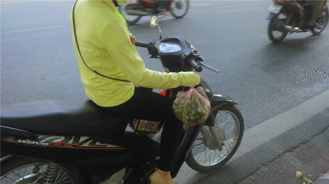 2 kg sấu non, giá 100.000 đồng, người phụ nữ này nhanh tay mua vì tin đây là sấu vừa trẩy trên cây