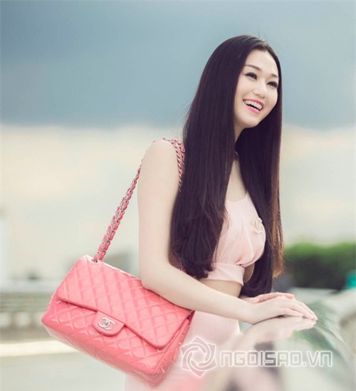 Khánh My bỏ quên túi xách giống Hà Tăng 2