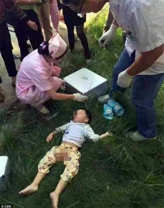 Trung Quốc: Cãi nhau với chồng, ném con từ tầng 7 xuống đất