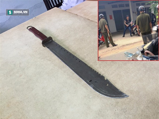 Gã đàn ông U40 cầm mã tấu đến chém bạn trai vợ, đánh công an - Ảnh 1.