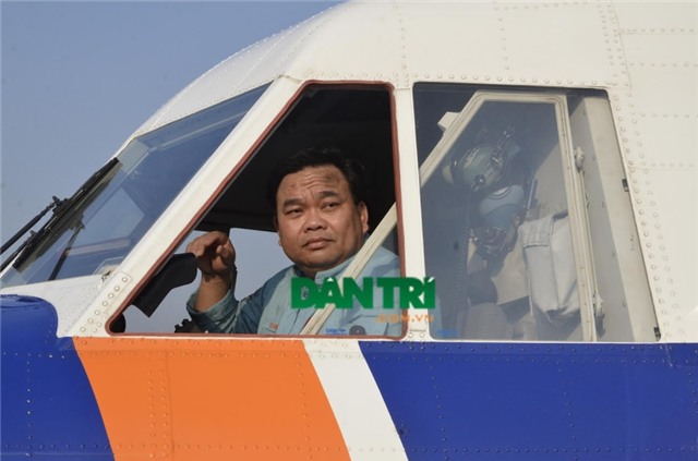 Hình ảnh Đại tá Lê Kiêm Toàn trên buồng lái của máy bay CASA 212 trong đợt tìm kiếm máy bay MH370 năm 2014 (Ảnh: Đình Thảo)