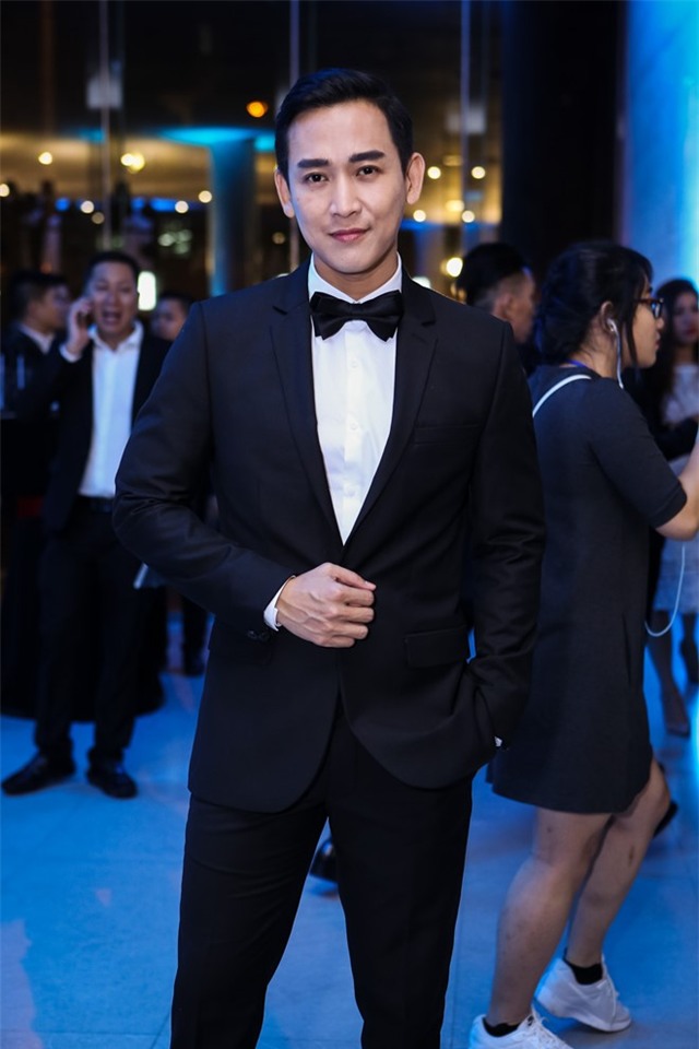 Ly Nha Ky di xe sang, mac vay chim cong hinh anh 11